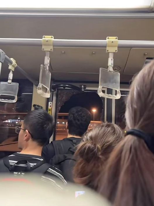 晕倒后有人砸窗自救；西宁曹家堡机场：正介入调查新葡京机场摆渡车挤满人疑没开空调闷热难耐女乘客(图2)
