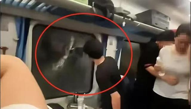 晕倒后有人砸窗自救；西宁曹家堡机场：正介入调查新葡京机场摆渡车挤满人疑没开空调闷热难耐女乘客(图3)