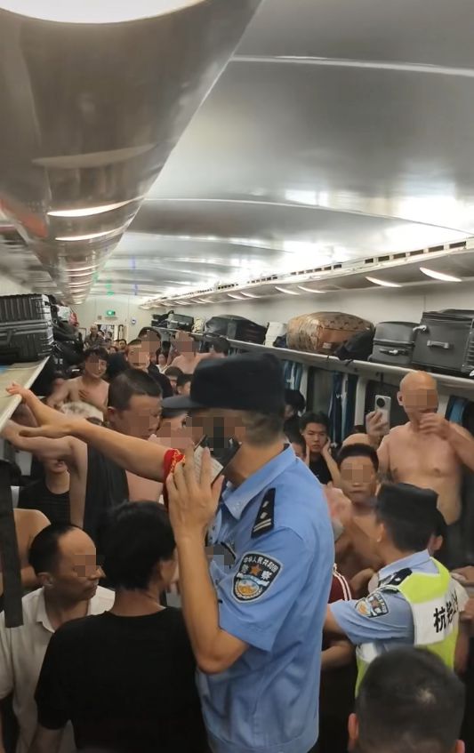 晕倒后有人砸窗自救；西宁曹家堡机场：正介入调查新葡京机场摆渡车挤满人疑没开空调闷热难耐女乘客(图4)
