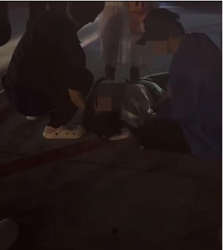 晕倒后有人砸窗自救；西宁曹家堡机场：正介入调查新葡京机场摆渡车挤满人疑没开空调闷热难耐女乘客(图7)